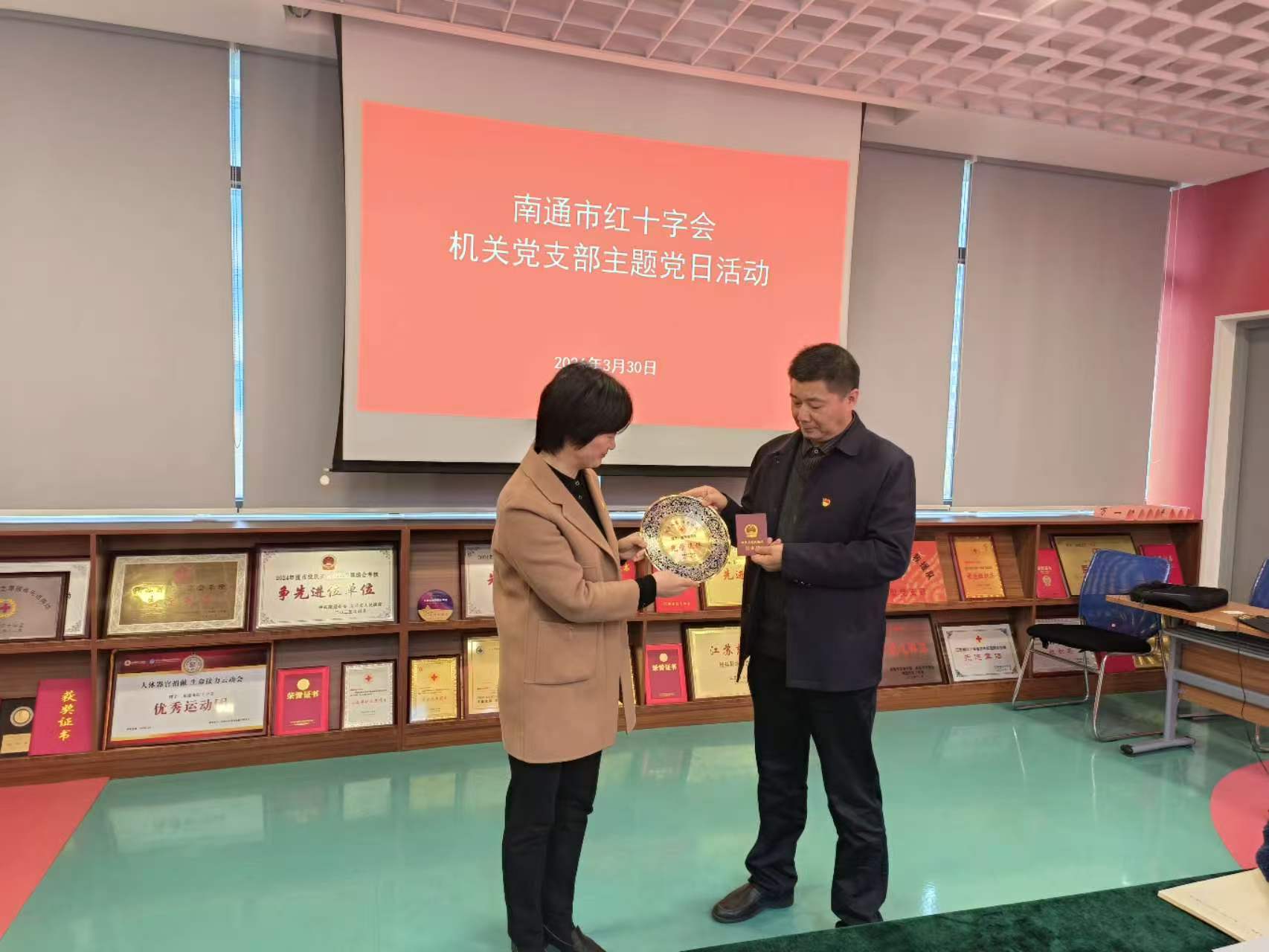 颁证.jpg 颁证.jpg