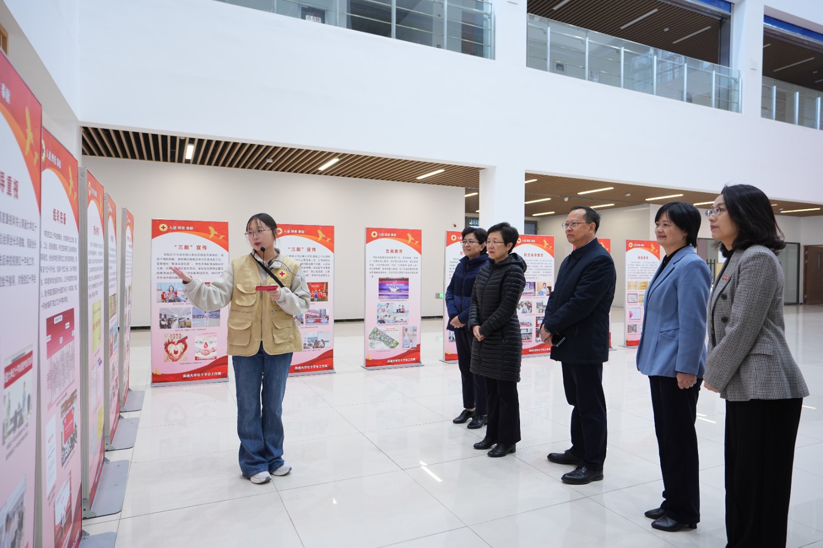 通大展板.jpg 通大展板.jpg