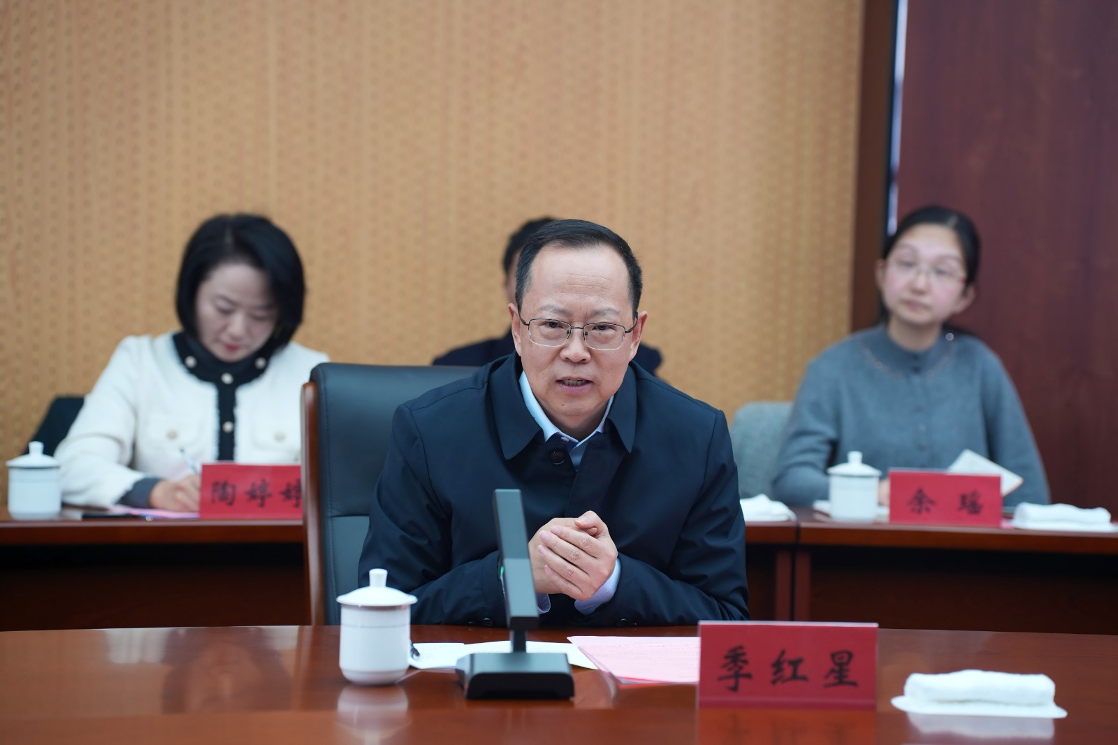 座谈-季红星.jpg 座谈-季红星.jpg