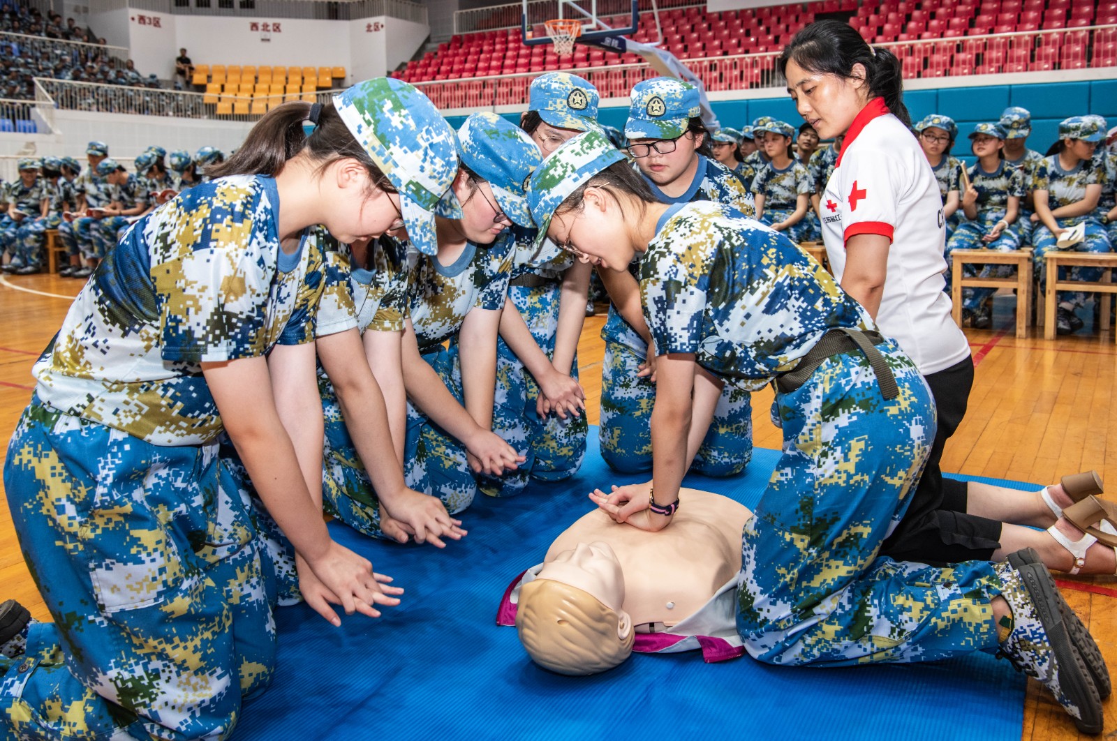 5. 在全市高一、大一新生军训课程中,开设红十字救护技能培训课程.jpg