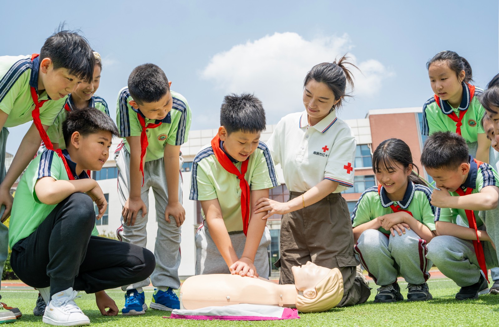 5月7日,南通市红十字应急救护师资走进南通市五山小学校,向小学生宣传红十字精神以及传授心肺复苏、创伤包扎等应急救护知识,提高小学生应急救护能力 (4).jpg